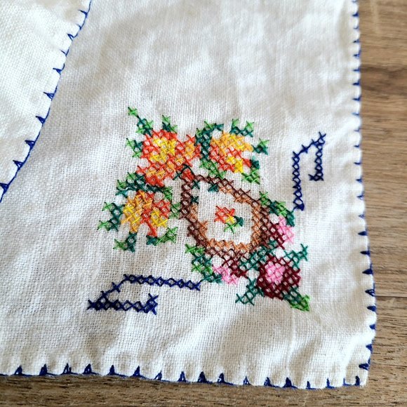 2 vintage cotton or linen napkins with a cross stitch floral embroidery. - Picture 4 of 7